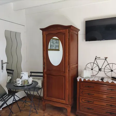 Fleur De Soleil Bed & Breakfast *